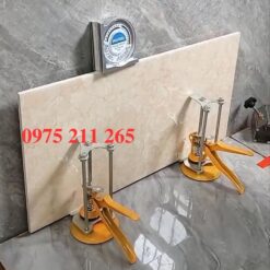 sử dụng con đội gạch giúp căn chỉnh vị trí và độ phẳng của viên gạch